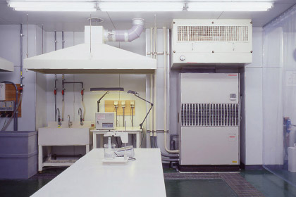 クラス10000のクリーンルームに電鋳槽を設置。高品質の製品を製作します。
